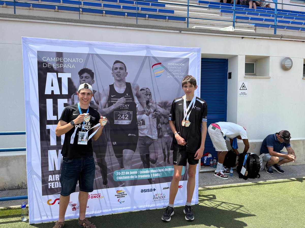 𝐕𝐈𝐂𝐊𝐘 𝐅𝐎𝐎𝐃𝐒 𝐀𝐓𝐇𝐋𝐄𝐓𝐈𝐂𝐒 (@vickyfoodsat) on Twitter photo 🏆 Enormes actuaciones de nuestros dos grandes atletas adaptados este fin de semana en los campeonatos de España de #Atletismo al Aire Libre
🥇🇪🇸 <a href="/AdriParras99/">Adrián Parras Álvarez</a> primero en 10.000
🥇🇪🇸 Jorge primero y MMP 400m (56”98.)
🥈🇪🇸 Adri segundo en 5.000
🥉🇪🇸 Jorge Pérez tercero en 200m 🏆 Enormes actuaciones de nuestros dos grandes atletas adaptados este fin de semana en los campeonatos de España de #Atletismo al Aire Libre
🥇🇪🇸 <a href="/AdriParras99/">Adrián Parras Álvarez</a> primero en 10.000
🥇🇪🇸 Jorge primero y MMP 400m (56”98.)
🥈🇪🇸 Adri segundo en 5.000
🥉🇪🇸 Jorge Pérez tercero en 200m