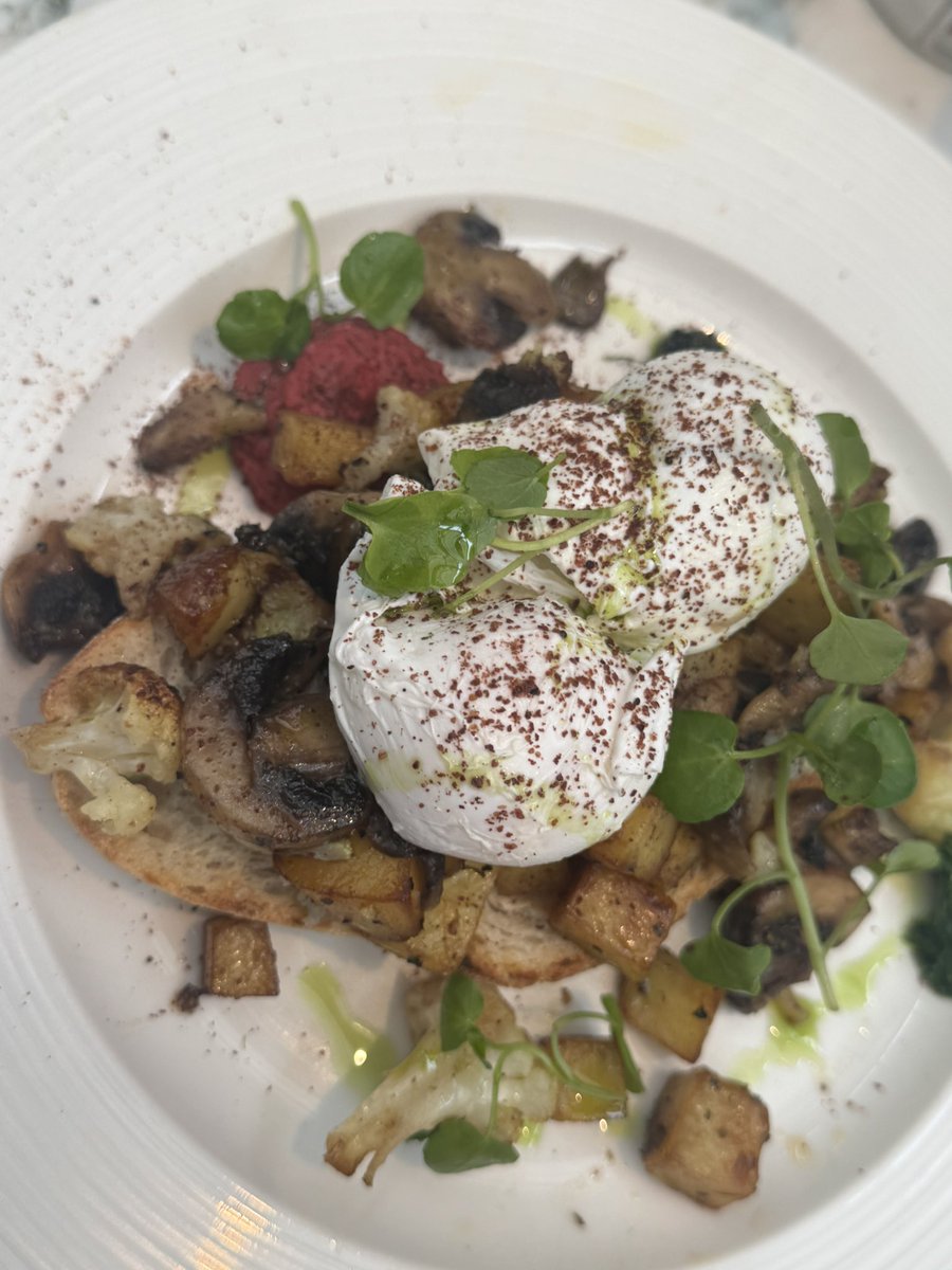 BUSAPAR3's tweet image. A special breakfast today at Emily’s  #emilys #formby with people I love ❤️ and adore Dom, Amy and Zara 👶 Cauliflower &amp;amp; Wild Mushroom Hash 😋 to eat! Absolutely outstanding food and superb service 🙏