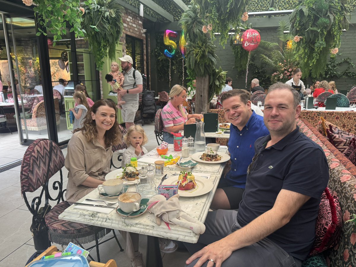 BUSAPAR3's tweet image. A special breakfast today at Emily’s  #emilys #formby with people I love ❤️ and adore Dom, Amy and Zara 👶 Cauliflower &amp;amp; Wild Mushroom Hash 😋 to eat! Absolutely outstanding food and superb service 🙏