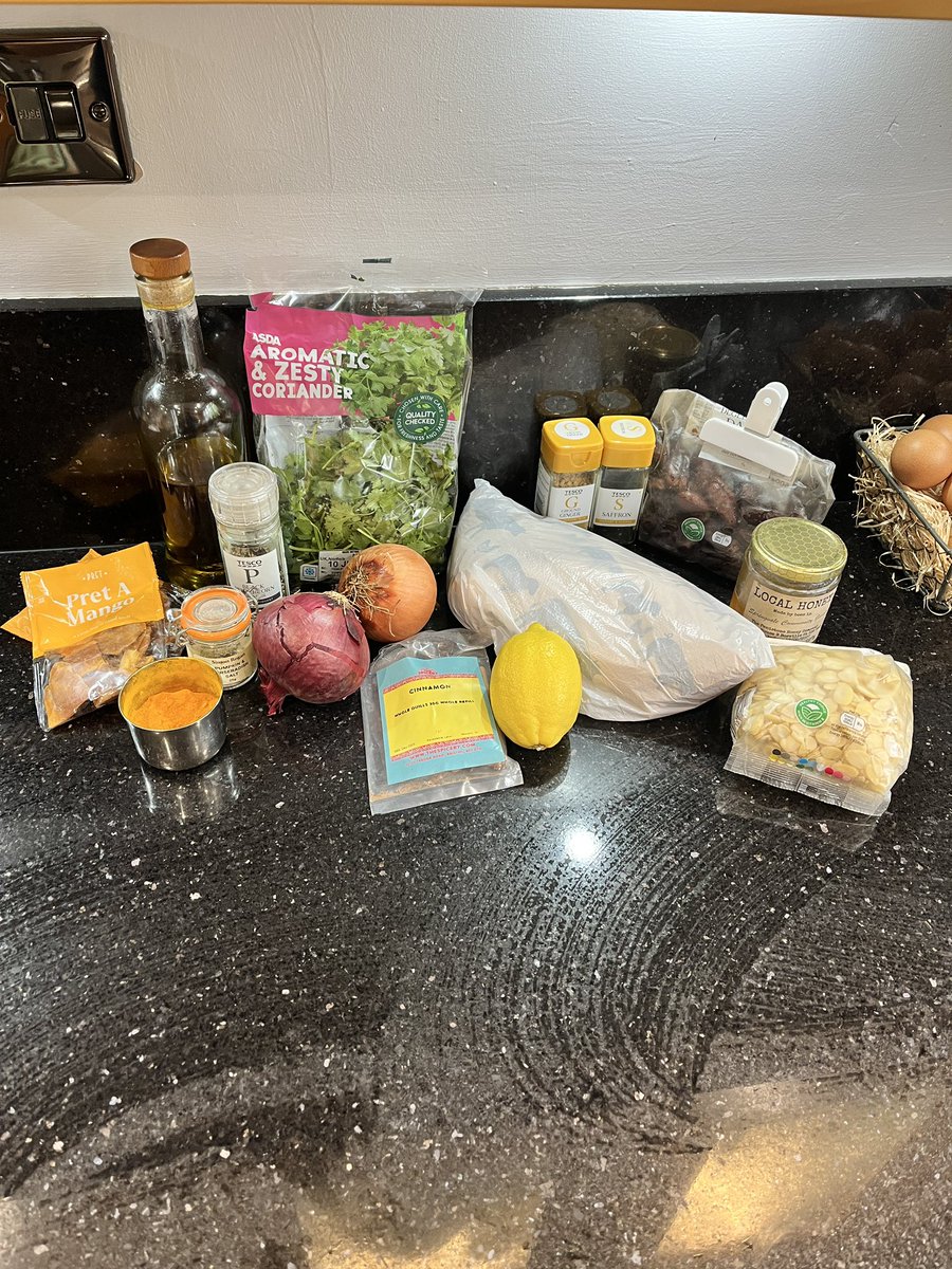 lee_wilkinson2's tweet image. 💥 Not made a tagine in years. You forget you have some things. This chicken one has a sweet flavour from the dates but with succulent chicken and a mild spicy 

🌟💫 Recipe here: vm.tiktok.com/ZNdU5HSLH/

#WilkoCooks #Homemade #ChickenTagine #FYP #TwitterSupperClub