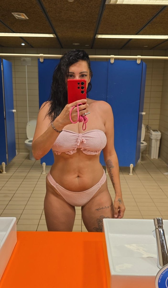 🔥 “Bikini rosa. Tu cuenta vacía💸
RT si entiendes el precio del respeto.”🐕 
#Berlina
#BizumYa
#DiosaBerlina
#TributoBerlina
#sumisofinanciero
#BizumObligatorio