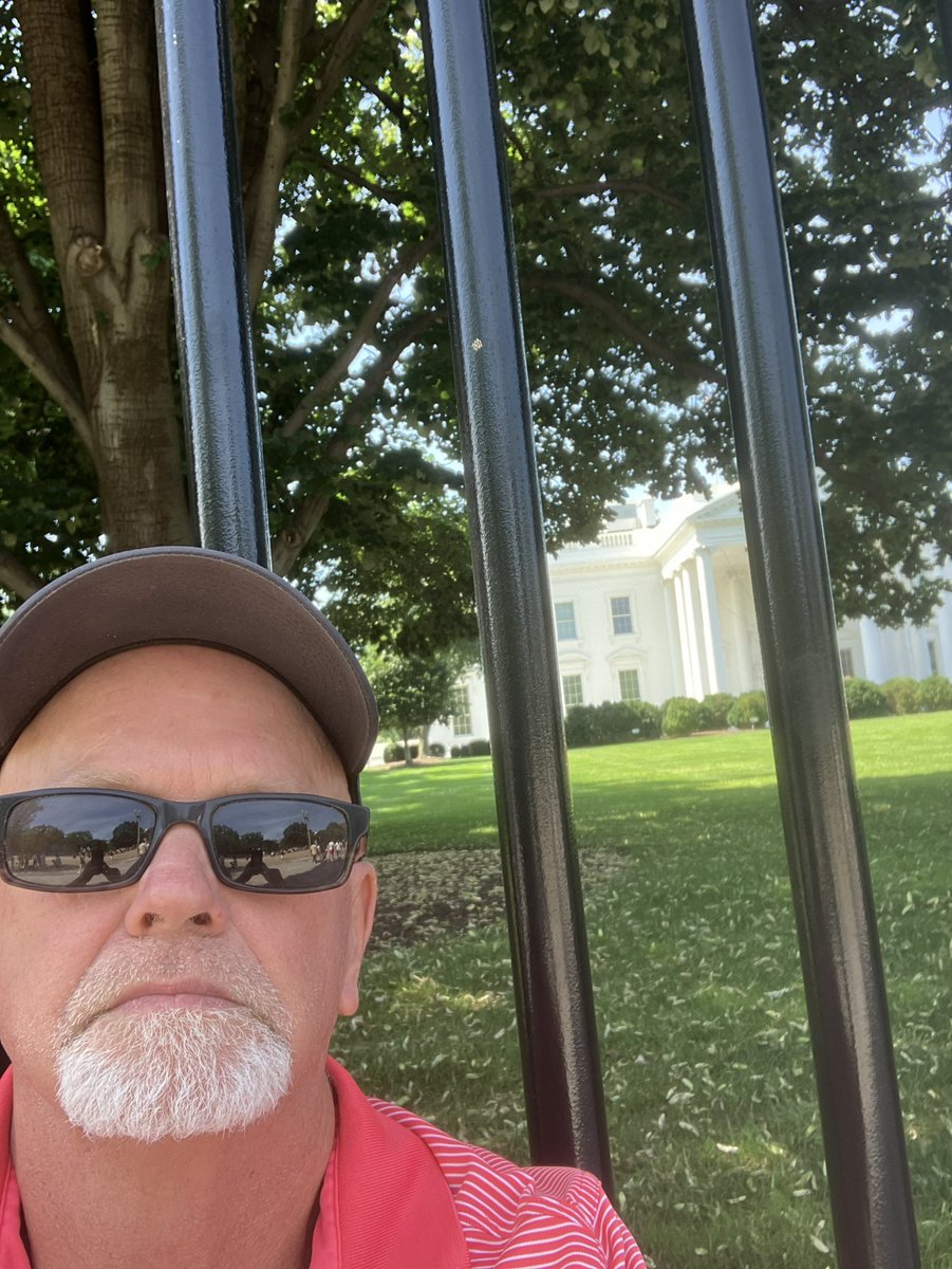 KillensJoe's tweet photo. People watching. https://t.co/hS2xvzEvyE