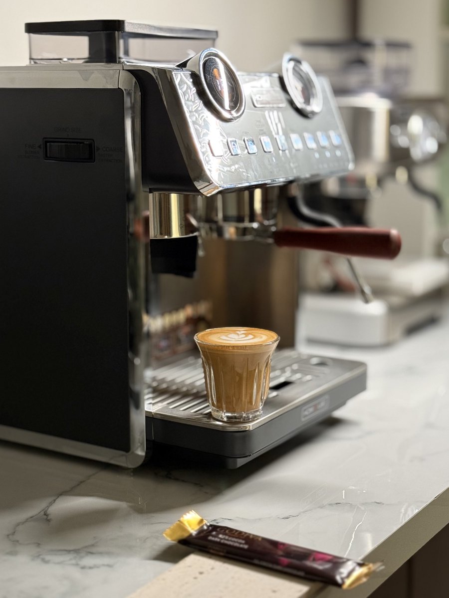 ما فيه احترام لدرجة الحرارة — قهوة حارة كانت بعزّ القايلة 🤎