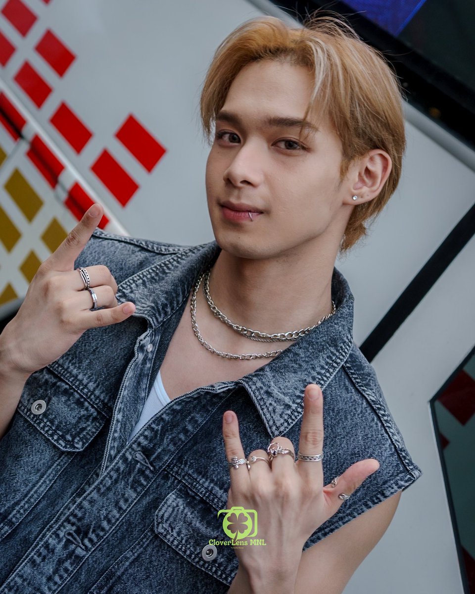 [📸🚌 Wish Bus] 
Event_0071 VXON_0009

#VXON_Vince <a href="/enzovince_/">vince enzo</a> 🤘🤘

📅 2025.06.19
📍 Venice Piazza
📸 #CloverLens #CloverLens_VXON

#VXON <a href="/vxonofficial/">VXON</a>