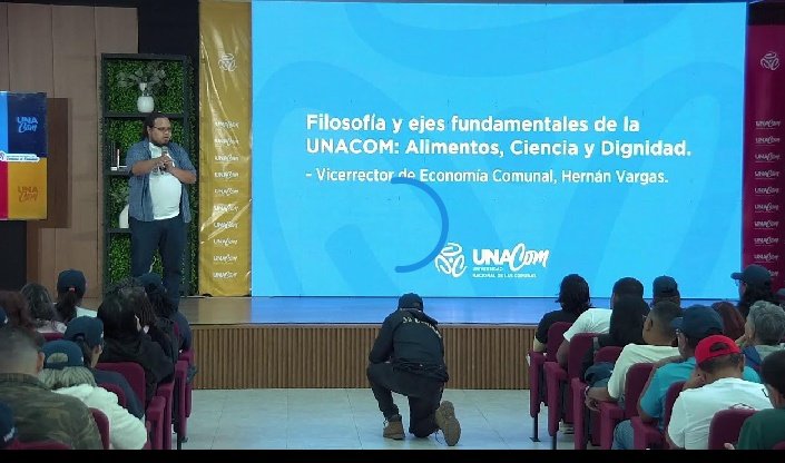 AnaGPinto1's tweet image. #AHORA | Ponencia "El modelo educativo de la Revolución Bolivariana: De las misiones a la #Unacom", por parte del profesor Andrés Eloy Ruíz 

#ComunaONada
#22Jun

▶️ Youtube: youtube.com/watch?v=oeLm3_…
#ONCALaVozDeECOS