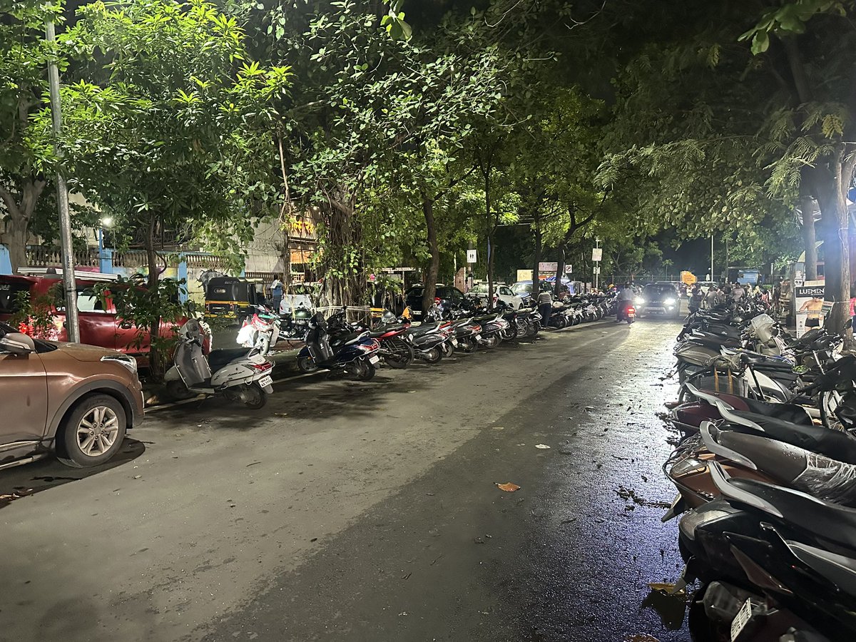 prasadramdas's tweet photo. Parking issues continue to plague near D-Mart Sector 21 Nerul. Vehicles parked on both sides of both roads.  Will this ever get resolved? @NMMCCommr @Navimumpolice @NMMConline https://t.co/TL6TU7P4Kn