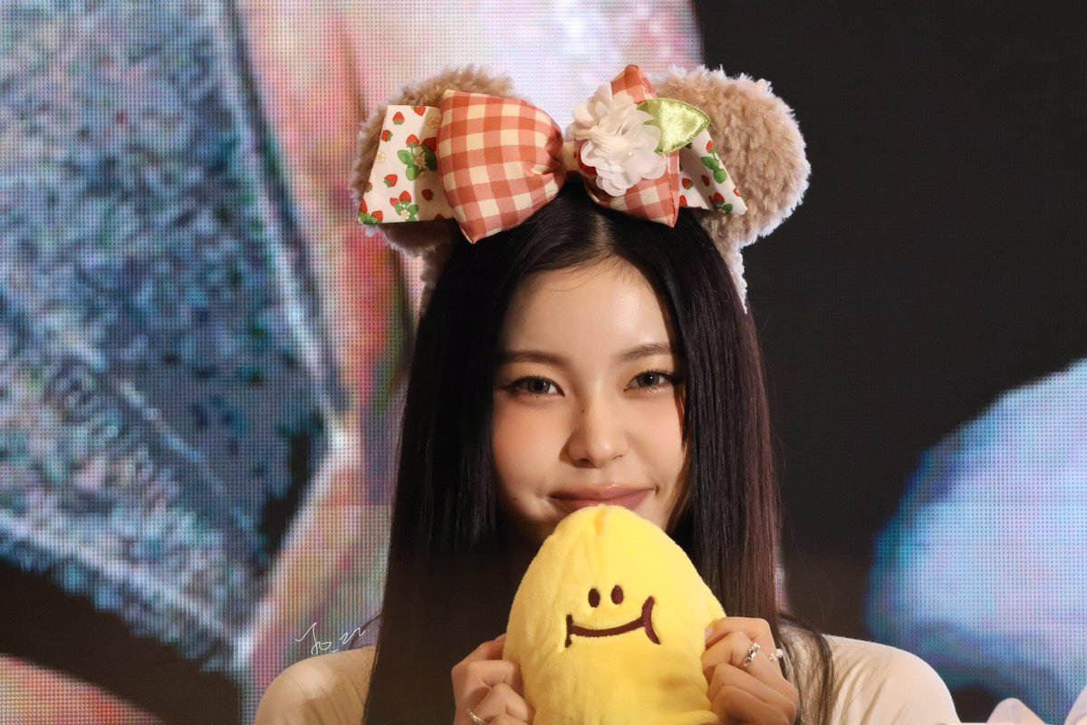 20250621 🐱
 
cat eat sweet potato🍠

 #엔믹스 #NMIXX
 #규진 #KYUJIN