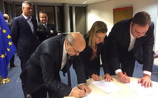 Do sada skrivana slika studenata kako potpisuju Briselski sporazum