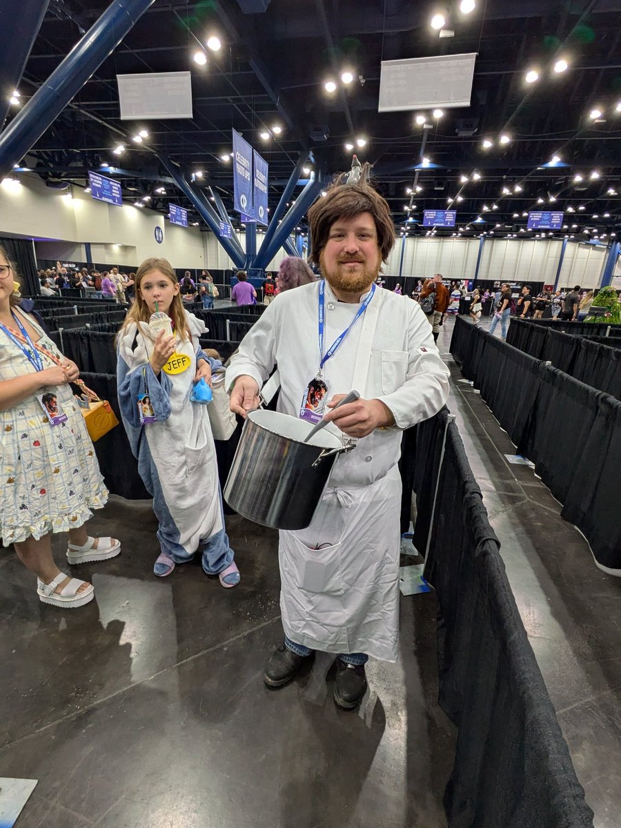 LuaRhonald's tweet image. Cosplayer as Pixar Ratatouille&apos;s Linguini the chef at Patton Oswalt&apos;s autograph line. Remy the rat chef sat on top of his head and he showed me that the rat&apos;s arms can move and pull on his hair. #ratatouille #pixar #pattonoswalt #comicpalooza2025