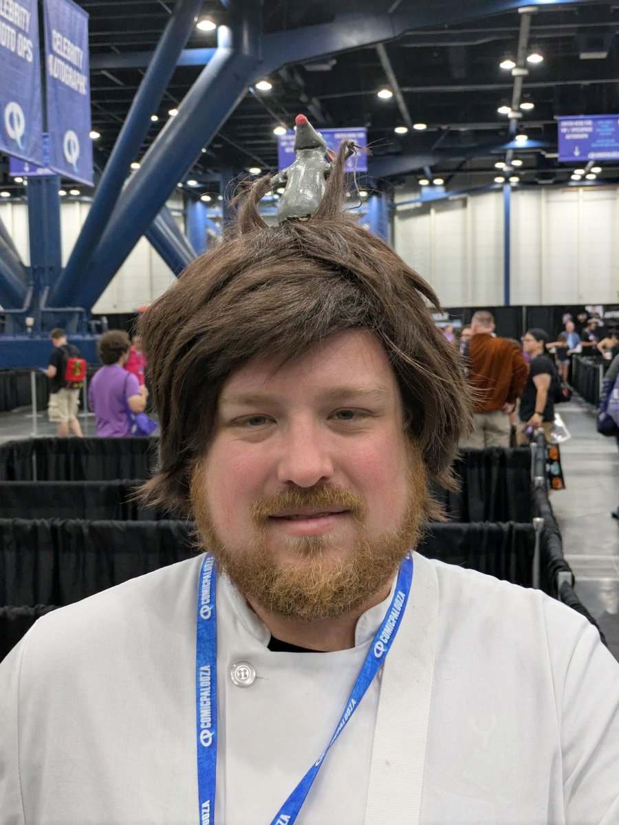 LuaRhonald's tweet image. Cosplayer as Pixar Ratatouille&apos;s Linguini the chef at Patton Oswalt&apos;s autograph line. Remy the rat chef sat on top of his head and he showed me that the rat&apos;s arms can move and pull on his hair. #ratatouille #pixar #pattonoswalt #comicpalooza2025