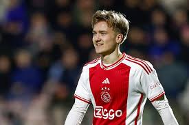 [OFFICIEEL]
Ajax verhuurt Rijkhoff aan Almere City.
Tijdelijk vertrek… alweer een spits weg.

Jong, talentvol, maar wéér geen plek.
Blijft het stil voorin? 🤔
#Ajax #Rijkhoff #AlmereCity