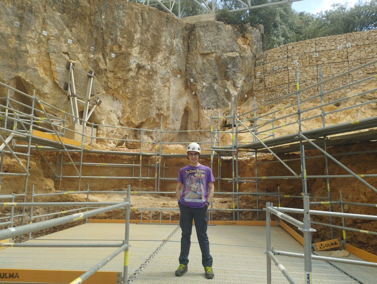 Avui he pogut complir un dels meus somnis des de que era un nen: excavar a Atapuerca!! ⚒️⛏️🦴💀 I, més concretament, estic excavant a Cueva Fantasma, on els protagonistes són uns dels meus animals preferits: les hienes!! #Atapuerca2025