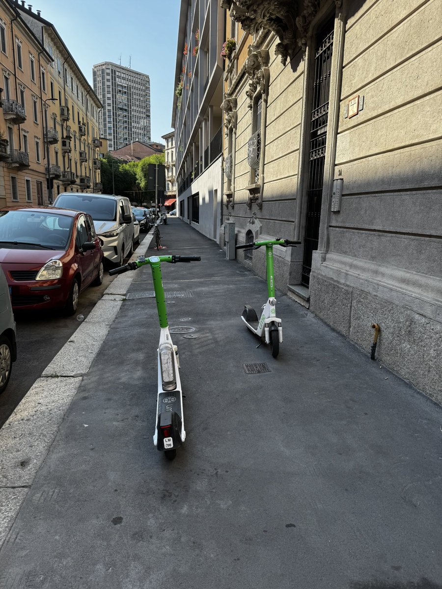 Luigi Daniele (@luigi_daniele) on Twitter photo Ma è possibile che i mezzi di <a href="/limebike/">Lime</a> sono sempre messi così? E se passa una persona in seria a rotelle? 
Sempre lime, sempre come se il mondo fosse il loro, in barba a ogni regola comunale ma anche di banale civiltà. Eppure basterebbe regolare l’app per renderlo impossibile… Ma è possibile che i mezzi di <a href="/limebike/">Lime</a> sono sempre messi così? E se passa una persona in seria a rotelle? 
Sempre lime, sempre come se il mondo fosse il loro, in barba a ogni regola comunale ma anche di banale civiltà. Eppure basterebbe regolare l’app per renderlo impossibile…