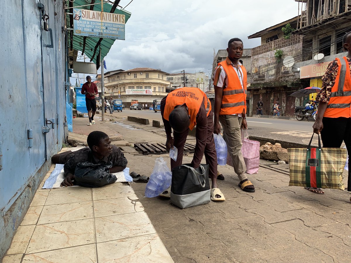 Social Workers SL-on the regular Sunday meal service -walking corner to corner to serve breakfast and lunch to individuals experiencing homelessness in#Freetown. Run by Social Workers Sierra Leone( SWSL) read more here: facebook.com/share/p/16j2...