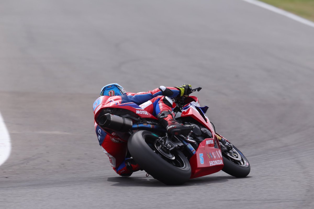 The Supersport Feature Race is complete at <a href="/SnettertonMSV/">Snetterton Circuit</a> and <a href="/deanharrisonTT/">Dean Harrison</a> claimed a strong P5. 

Unfortunately, <a href="/JackKennedy14/">Jack Kennedy ☘️</a> wasn’t able to repeat yesterday’s win and was a DNF.

#HondaRacing #CBR600RR