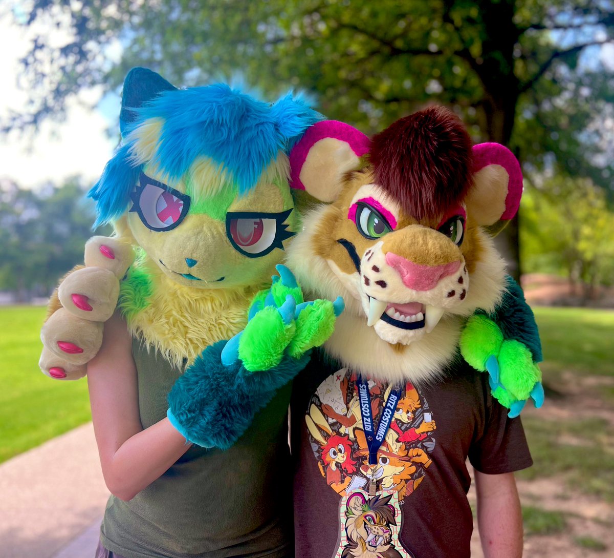 So toofy!! 🦷✨

📸: <a href="/rynnesis/">RYNN!</a> 
🪡: <a href="/laughingmaw/">Laughingmaw ➡️ CHOMP</a> / <a href="/RitzCostumes/">Ritz Costumes</a>