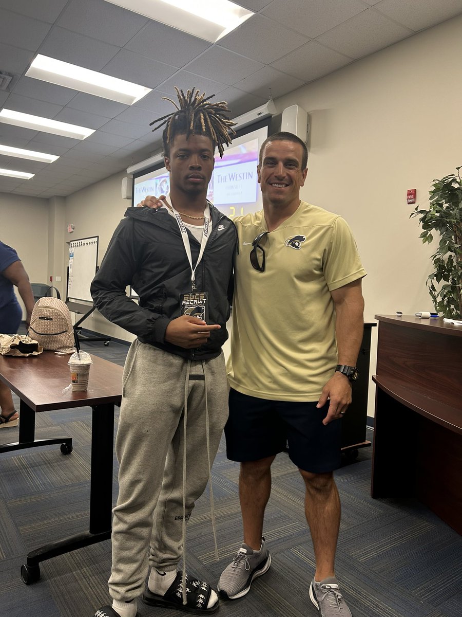 mir_hicks912's tweet image. I had a great time at my OV with CSU !
@CoachYoung34 @fordtough301 @CoachNickReveiz @Coach_Medwards1 @coach_mikewelch @GabeGiardina