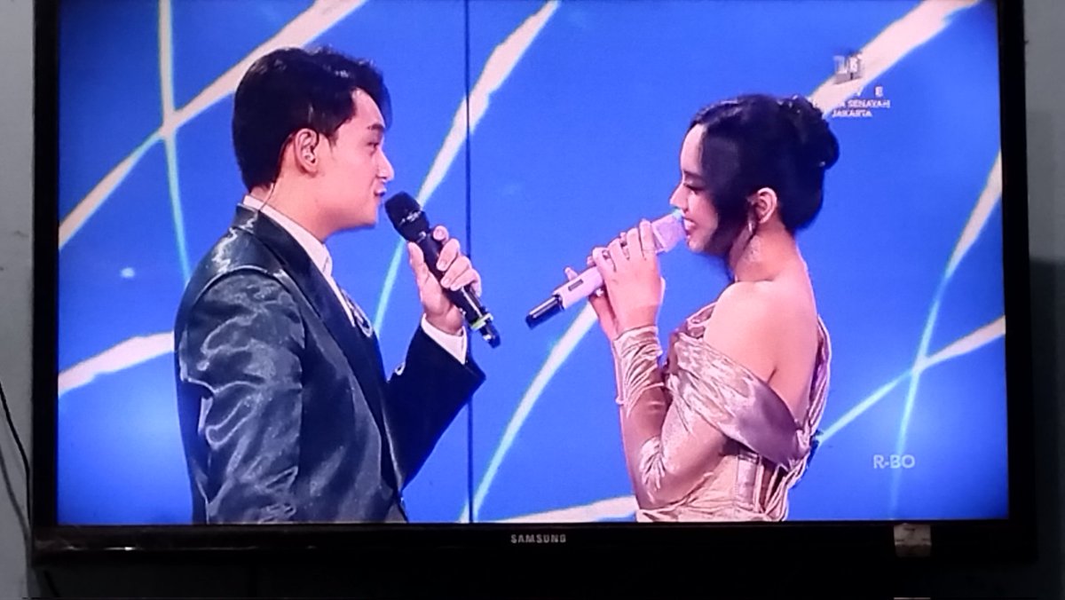 thisis_hill's tweet photo. Mimpi apa KASIH dibawain lyly ft randy martin??! 😳🫠🥰😍 di TV pulaa. 

#lyodra #randymartin #AlloBankFestival2025 
#kauselaludihati #KASIH https://t.co/r5O4k7C1SY