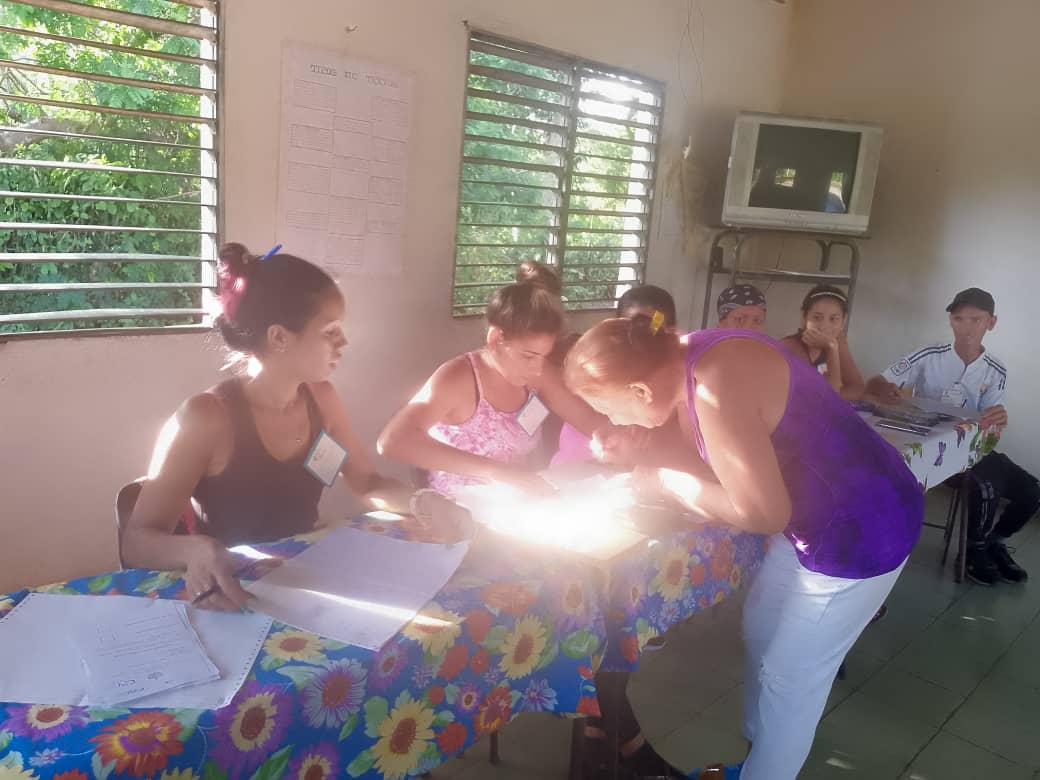 Electores de la circunscripción 27 "Emiliano Reyes", del Consejo Popular Paquito Rosales, ejercen su derecho al voto para elegir al delegado que los representará en la Asamblea Municipal del Poder Popular en Yara, fortaleciendo así la democracia desde la base.