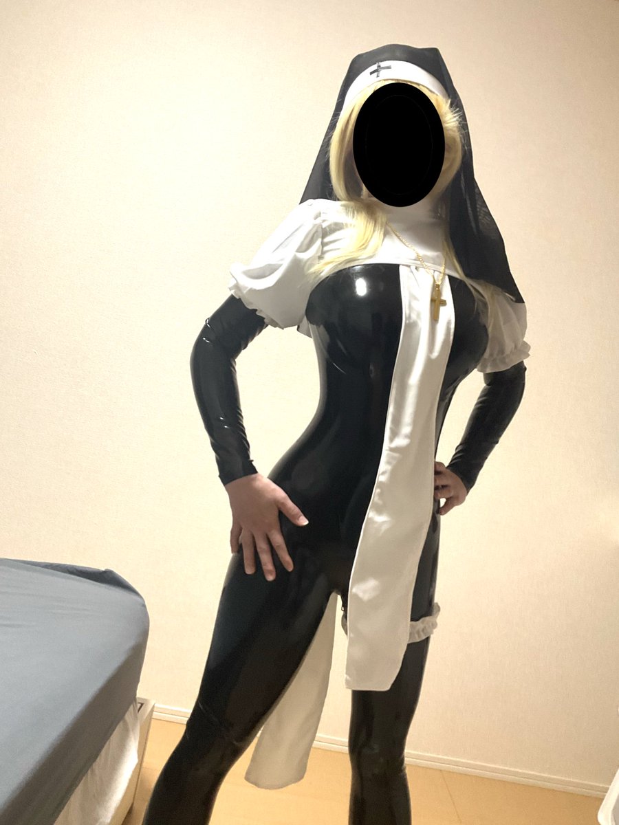 ラバースーツシスター（嫁に土下座して頼んだコスプレ）
Amazonのセクシーシスター衣装は良きだが前後長さ調節できねえのかよ…
手袋ついてないから買ってたけど光沢手入れ忘れて装着できず…無念(°_°)