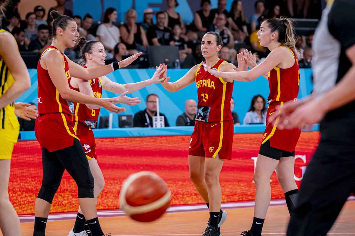 Perfumerías Avenida (@cbavenida) on Twitter photo ESPAÑA a El Pireo 🇬🇷 🙌🏻
Pasan a 1/4 del #EuroBasketWomen tras un partido lleno de emoción
🇸🇪 75 🆚 🇪🇸 78
💙 Iyana 8p/2r en 15
💙 <a href="/andrea_vilaro/">Andrea Vilaró</a> 1a en 23’
💙 <a href="/RRomo7/">Raquel Romo</a>
📸 <a href="/BaloncestoESP/">Baloncesto España</a> ESPAÑA a El Pireo 🇬🇷 🙌🏻
Pasan a 1/4 del #EuroBasketWomen tras un partido lleno de emoción
🇸🇪 75 🆚 🇪🇸 78
💙 Iyana 8p/2r en 15
💙 <a href="/andrea_vilaro/">Andrea Vilaró</a> 1a en 23’
💙 <a href="/RRomo7/">Raquel Romo</a>
📸 <a href="/BaloncestoESP/">Baloncesto España</a>