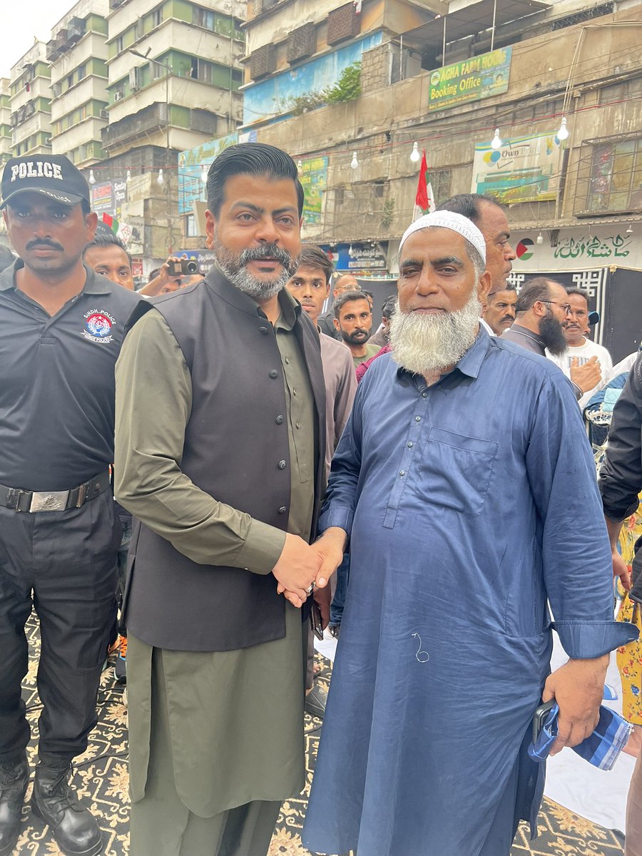 MustafaAmin1357's tweet photo. لیاقت آباد ٹاؤن ممبر علی عدیل نقوی بھائی کی دعائیہ تقریب میں شرکت کی۔
اس موقع پر وفاقی وزیر صحت مصطفی کمال ،سینئر مرکزی رۂنما انیس قائمخانی انچارج سی او سی فرقان اطیب، اراکین اسمبلی اور بڑی تعداد میں کارکنان اور علاقہ مکین موجود۔ https://t.co/fGVs7jwXE0
