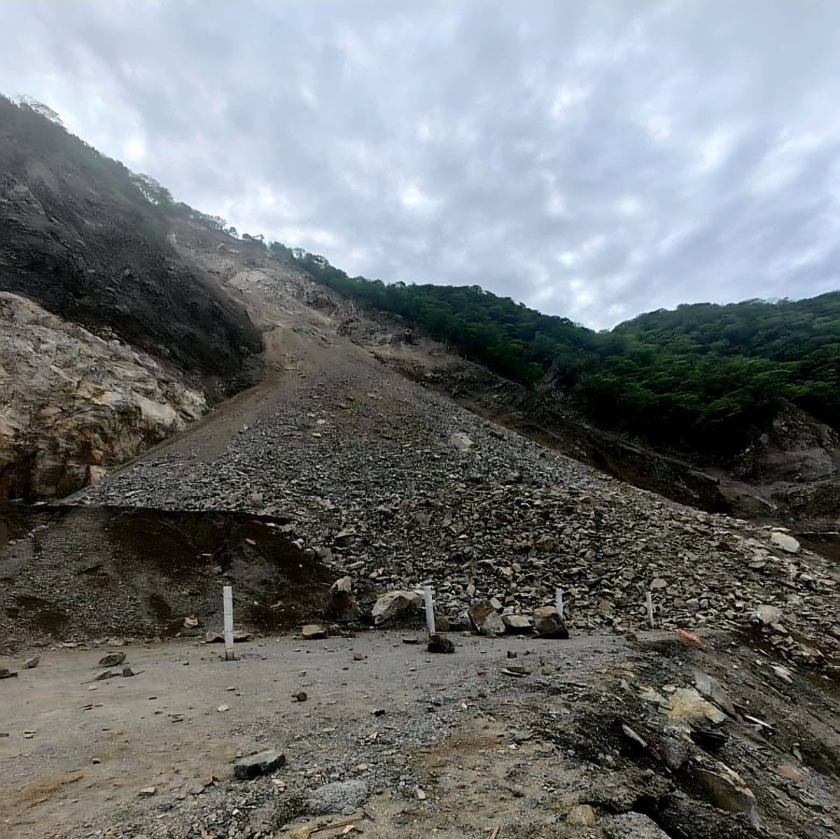 Colapsa túnel El Tornillo de la carretera Mitla-Istmo en Oaxaca, construida por López Obrador e inaugurada por Sheinbaum. La vía estará cerrada indefinidamente…