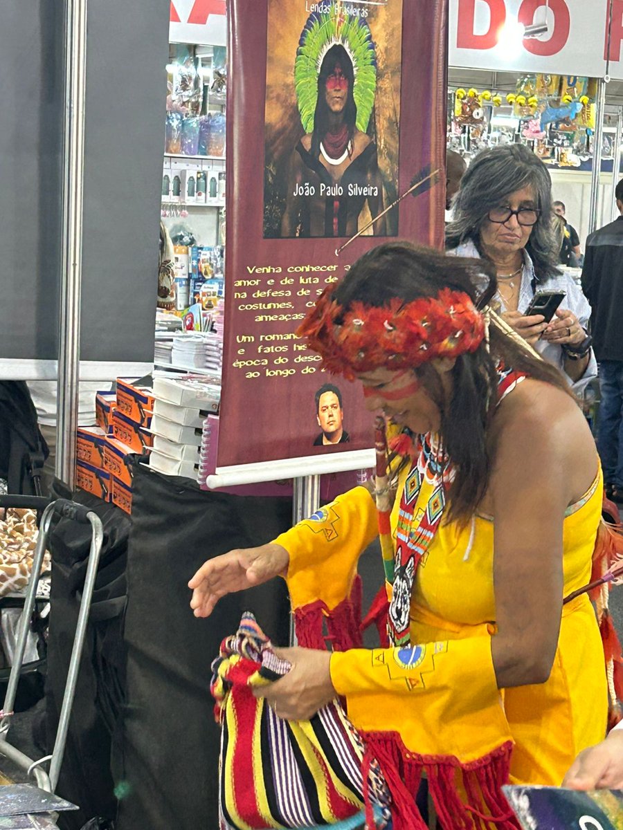 BitJPS's tweet photo. 10° (e ÚLTIMO) Dia de Bienal!
Dia de visita ilustre!
Hannah Cacy Potiguar.

Venha você também conhecer a nossa história brasileira!

Pavilhão Laranja - Estande E47.

#BienalDoLivroRio #BienalRio #Bienal25 #Literatura #Autores #EncontroComAutores #EventosLiterários https://t.co/YjiltIa0W1