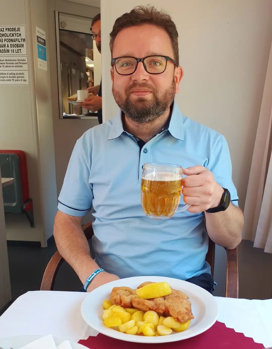 Vepřový řízek a vychlazené Plzeňské. Prostě klasika v jídelním voze WRmz. Klasické jídelní vozy postupně uvolňují své místo novým bistro vozům. Nedalo mě to a musel jsem se ještě projet klasikou s labským údolím za okny a legendou Pavlem Peterkou na place. 😇😎 <a href="/ceskedrahy_/">České dráhy</a>