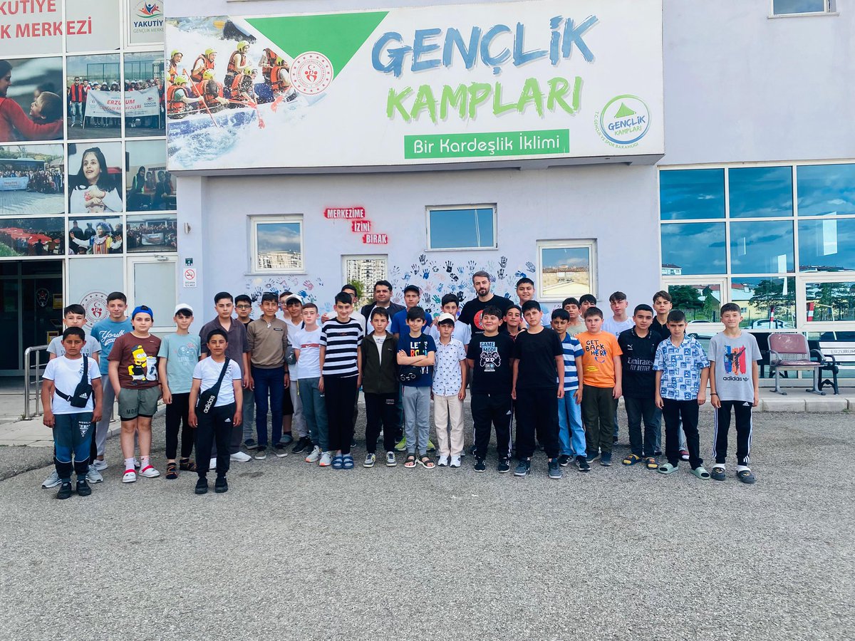 Bakanlığımızın 'Ulusal Gençlik Kampları'na  ilk kafilemizi İstanbul'a uğurladık.
Marmaracık Gençlik Kampı için yola çıkan gençlerimizi İl Müdürümüz Levent Çakmur ile Gençlik Hizmetleri Müdürümüz Metin Günay uğurladı. Yolunuz açık olsun iyi eğlenceler gençler.