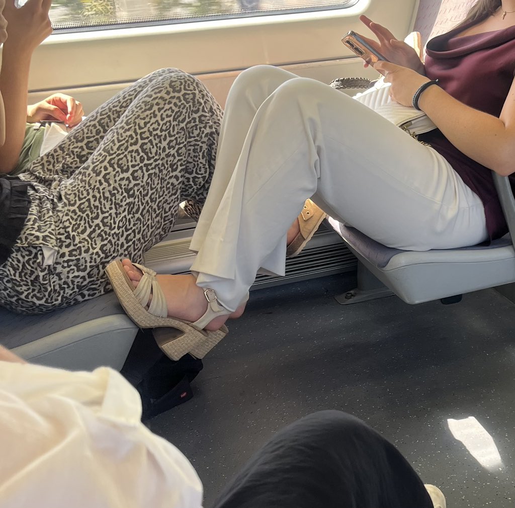 iicha_cg's tweet photo. @CercaniasVLC Si pues no os hacen ningún caso. A ver si ponéis más seguridad que les diga algo o pongan multas. Porque les da exactamente lo mismo y siguen poniendo los pies https://t.co/lrULyCQyYm