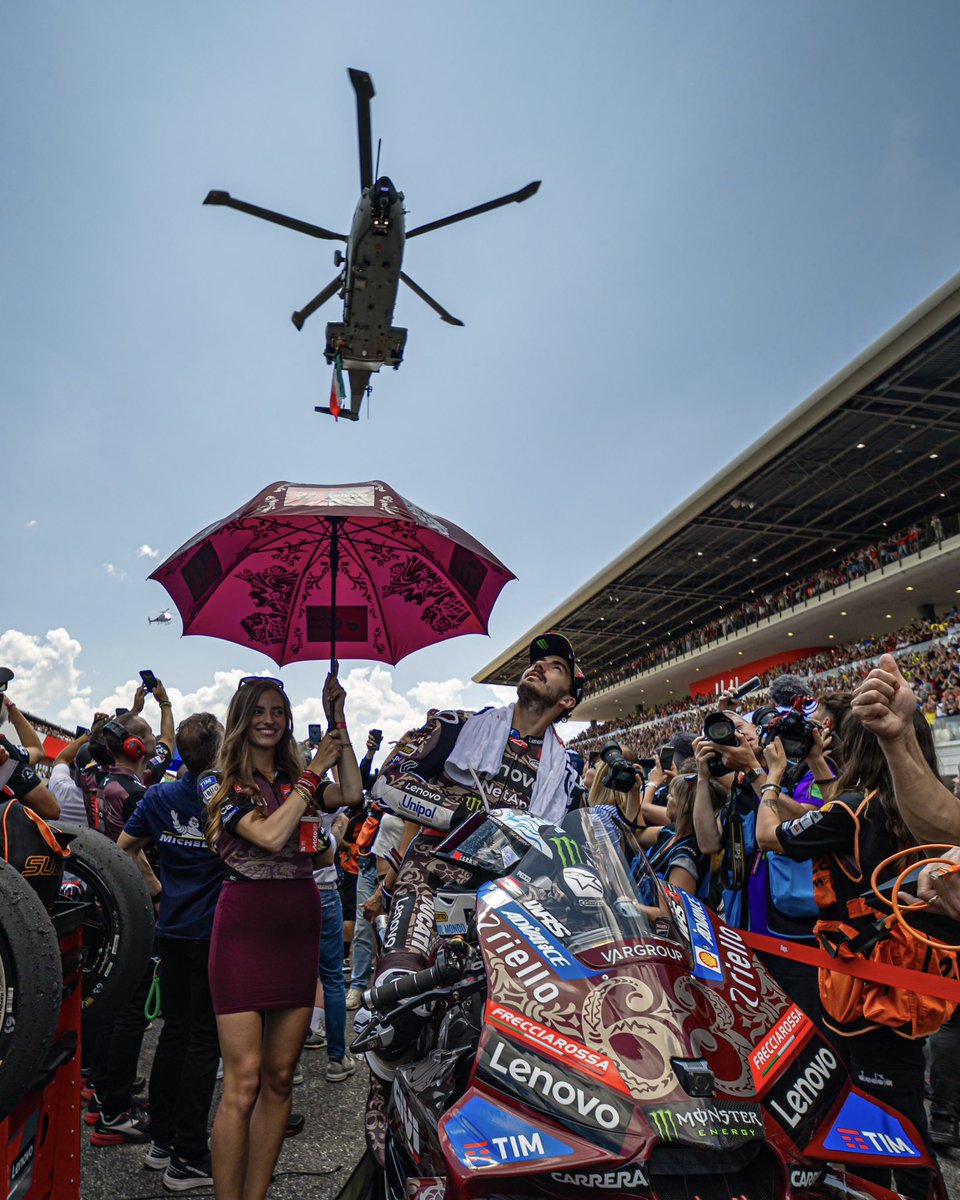 PeccoBagnaia's tweet image. #ItalianGP 🇮🇹

Race: P4 

Ci ho provato in tutti i modi finché ho potuto a farvi ballare sul Mondo, perché ve lo meritate. 
Grazie davvero, siete uno spettacolo ❤️ #GoFree