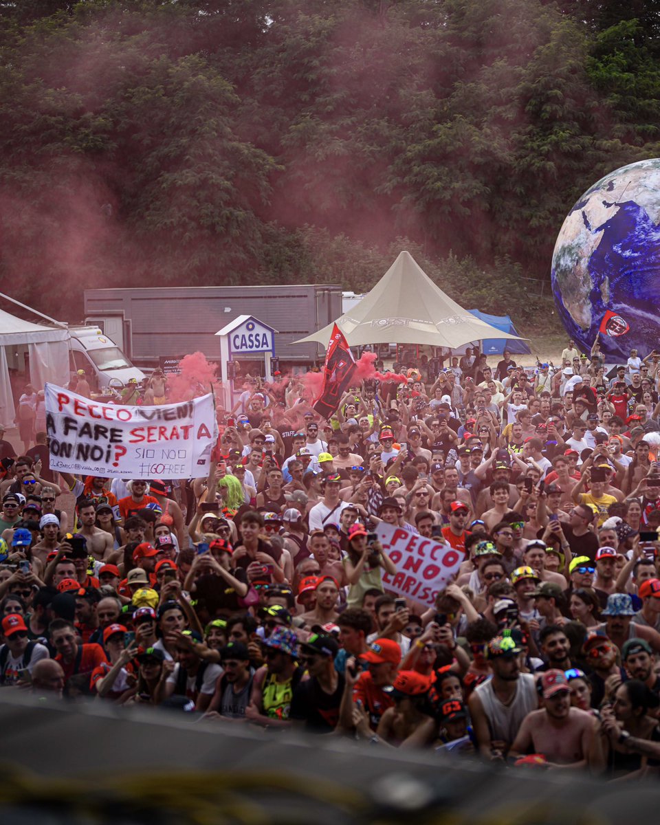 PeccoBagnaia's tweet image. #ItalianGP 🇮🇹

Race: P4 

Ci ho provato in tutti i modi finché ho potuto a farvi ballare sul Mondo, perché ve lo meritate. 
Grazie davvero, siete uno spettacolo ❤️ #GoFree