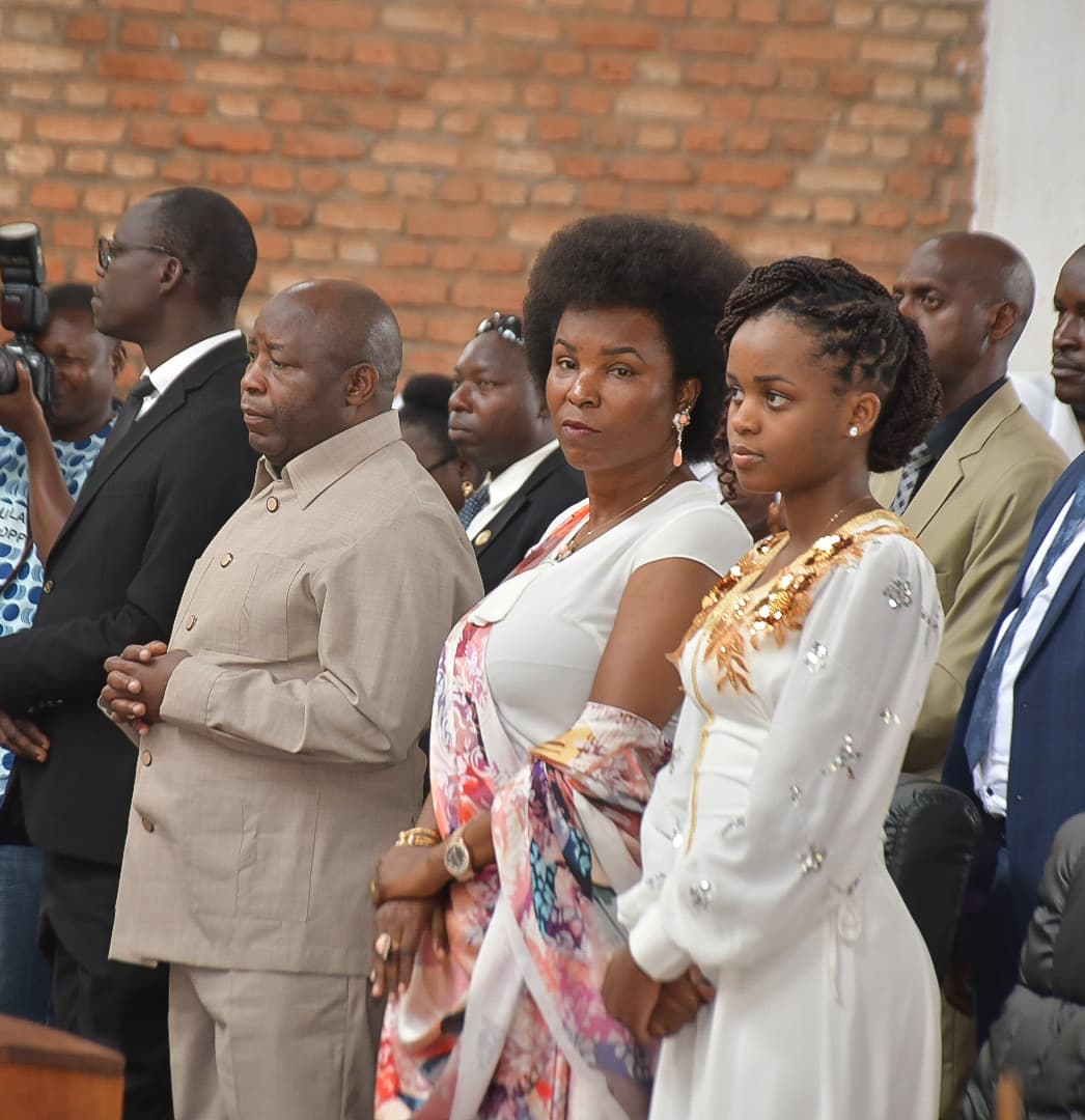ABP (@abpinfos) on Twitter photo 1. La famille présidentielle s’est jointe, ce dimanche 22 juin 2025, aux fidèles de la paroisse Saint François d’Assise de #Magarama, dans l’archidiocèse catholique de <a href="/Gitega/">Province Gitega</a>, pour célébrer la solennité du Saint Sacrement. 1. La famille présidentielle s’est jointe, ce dimanche 22 juin 2025, aux fidèles de la paroisse Saint François d’Assise de #Magarama, dans l’archidiocèse catholique de <a href="/Gitega/">Province Gitega</a>, pour célébrer la solennité du Saint Sacrement.