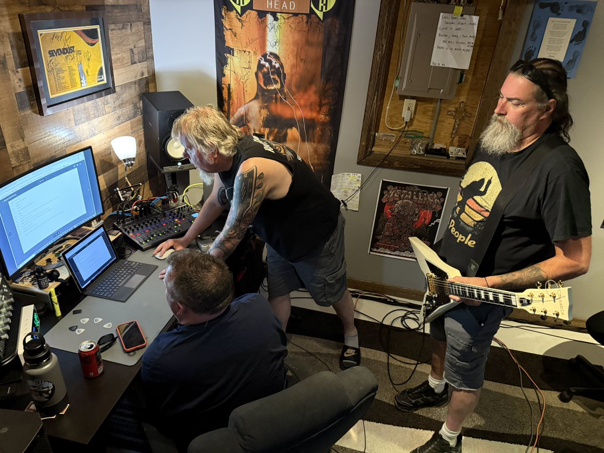 carbellion's tweet image. A few picks from Jamie’s studio where most of us got together briefly to finalize some click track pre-production.

@EclipseRecords - label
@Reach360Promo - UK promo

#carbellion #preproduction #studio #newmusic #newalbum #wisconsin #heavyrock