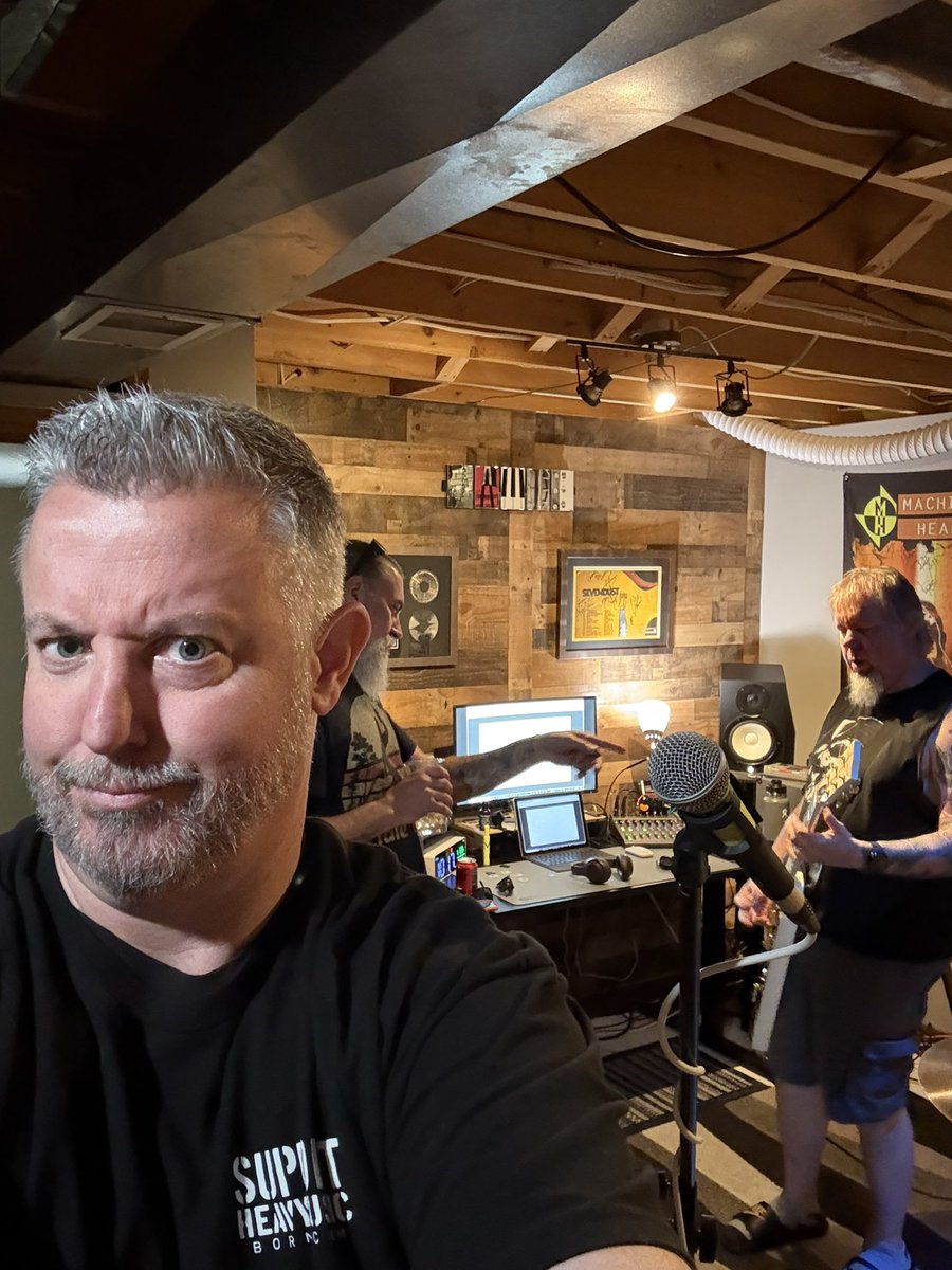 carbellion's tweet image. A few picks from Jamie’s studio where most of us got together briefly to finalize some click track pre-production.

@EclipseRecords - label
@Reach360Promo - UK promo

#carbellion #preproduction #studio #newmusic #newalbum #wisconsin #heavyrock