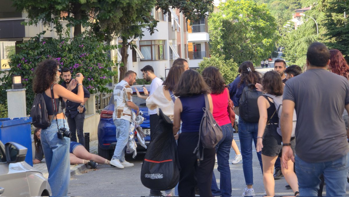 sendika_org's tweet photo. 11. İstanbul Trans Onur Yürüyüşü'nde polis herhangi bir yasak kararı göstermeden yasak olduğu iddiasıyla çok sayıda kişiyi darp ederek gözaltına aldı

Yürüyüşün yerini bulamayan polis, sokağın ortasında yakaladıkları grubun üzerine araba sürdü

Milletvekilleri ve gazeteciler gözaltılara tepki gösterirken pankartı da alan polis uzaklaşmak isteyenleri de darp ederek gözaltına aldı

Acıbadem'in pek çok yerinde ablukaya alınanlar gözaltı araçlarına bindirilirken alandan ayrılanlar da çeşitli yerlerde gözaltına alındı

Yaklaşık 30 kişi Acıbadem'de gözaltına alınırken yaklaşık 15 kişi de Yeldeğirmeni tarafına doğru dağılırken gözaltına alındı