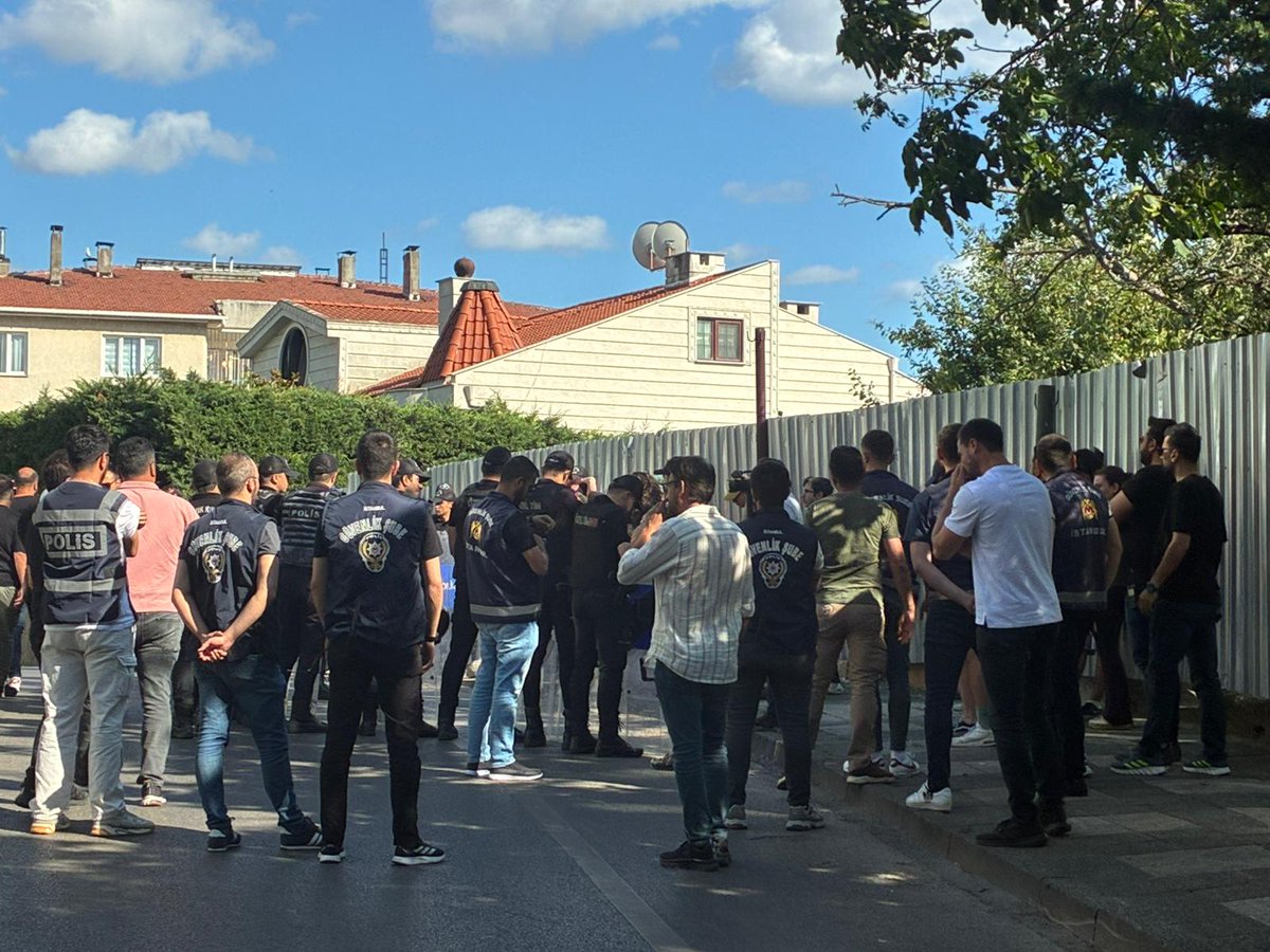 sendika_org's tweet photo. 11. İstanbul Trans Onur Yürüyüşü'nde polis herhangi bir yasak kararı göstermeden yasak olduğu iddiasıyla çok sayıda kişiyi darp ederek gözaltına aldı

Yürüyüşün yerini bulamayan polis, sokağın ortasında yakaladıkları grubun üzerine araba sürdü

Milletvekilleri ve gazeteciler gözaltılara tepki gösterirken pankartı da alan polis uzaklaşmak isteyenleri de darp ederek gözaltına aldı

Acıbadem'in pek çok yerinde ablukaya alınanlar gözaltı araçlarına bindirilirken alandan ayrılanlar da çeşitli yerlerde gözaltına alındı

Yaklaşık 30 kişi Acıbadem'de gözaltına alınırken yaklaşık 15 kişi de Yeldeğirmeni tarafına doğru dağılırken gözaltına alındı