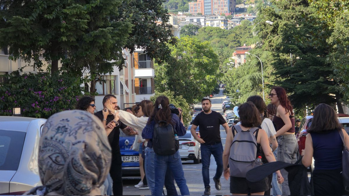 sendika_org's tweet photo. 11. İstanbul Trans Onur Yürüyüşü'nde polis herhangi bir yasak kararı göstermeden yasak olduğu iddiasıyla çok sayıda kişiyi darp ederek gözaltına aldı

Yürüyüşün yerini bulamayan polis, sokağın ortasında yakaladıkları grubun üzerine araba sürdü

Milletvekilleri ve gazeteciler gözaltılara tepki gösterirken pankartı da alan polis uzaklaşmak isteyenleri de darp ederek gözaltına aldı

Acıbadem'in pek çok yerinde ablukaya alınanlar gözaltı araçlarına bindirilirken alandan ayrılanlar da çeşitli yerlerde gözaltına alındı

Yaklaşık 30 kişi Acıbadem'de gözaltına alınırken yaklaşık 15 kişi de Yeldeğirmeni tarafına doğru dağılırken gözaltına alındı