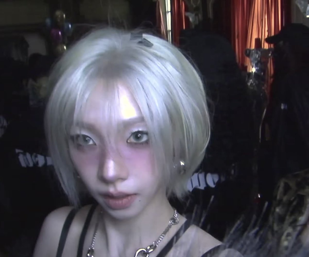 KARINA LITERALLY LOOKS LIKE ANIME CHARACTER