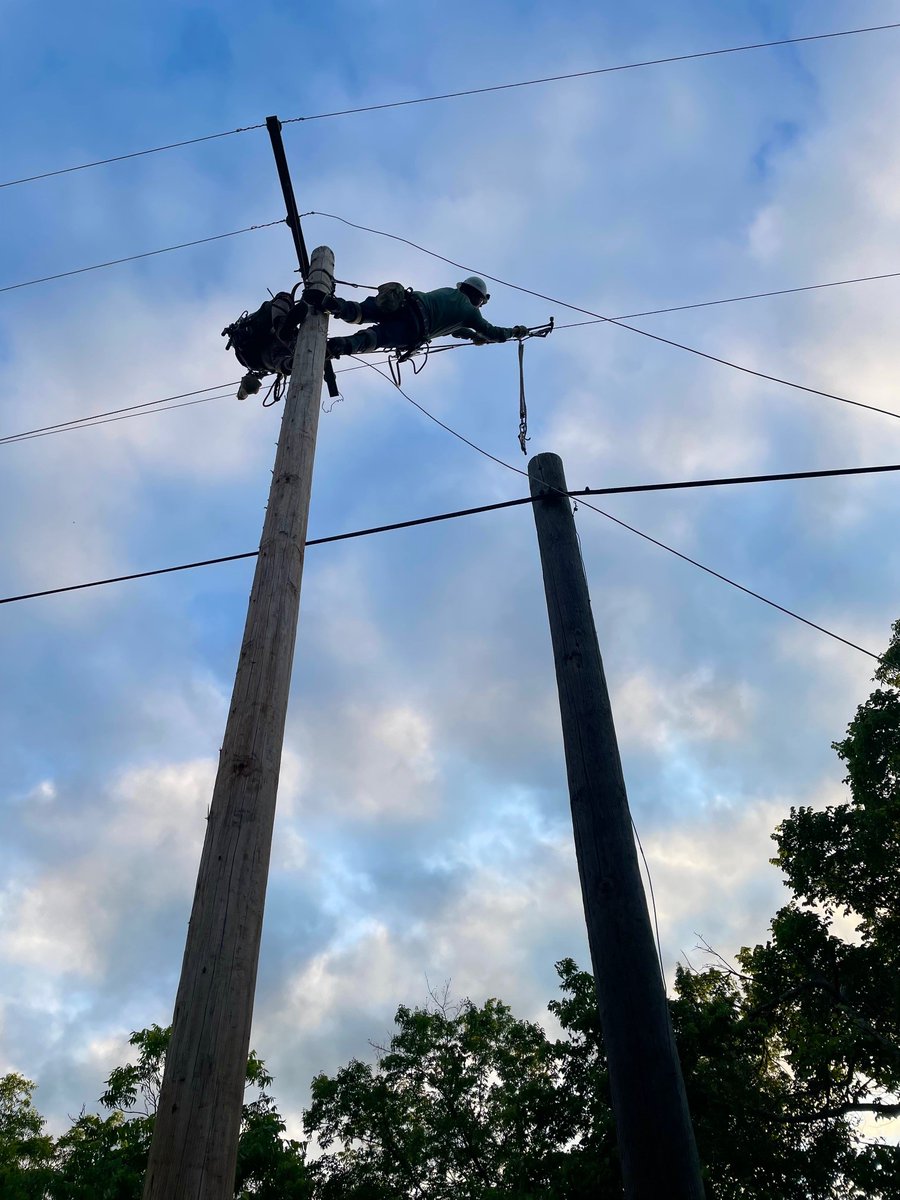 PSOklahoma's tweet image. Every day, our crews operate more than 20,000 miles of distribution lines - so you can count on safe, reliable power. Check out some of their work from this week! #ThankALineman #PSOklahoma