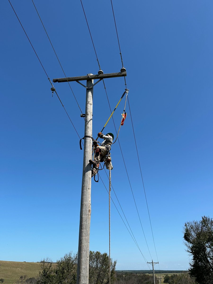 PSOklahoma's tweet image. Every day, our crews operate more than 20,000 miles of distribution lines - so you can count on safe, reliable power. Check out some of their work from this week! #ThankALineman #PSOklahoma
