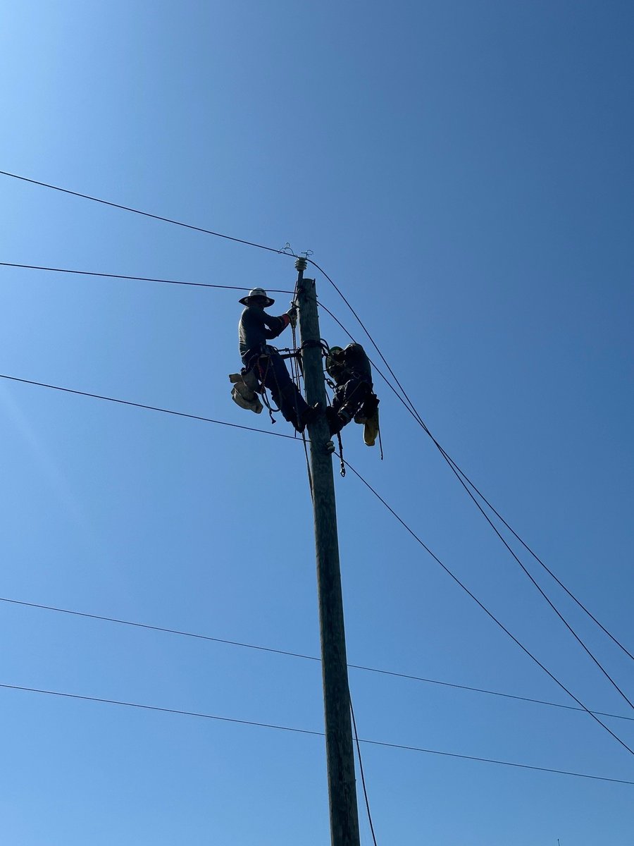 PSOklahoma's tweet image. Every day, our crews operate more than 20,000 miles of distribution lines - so you can count on safe, reliable power. Check out some of their work from this week! #ThankALineman #PSOklahoma