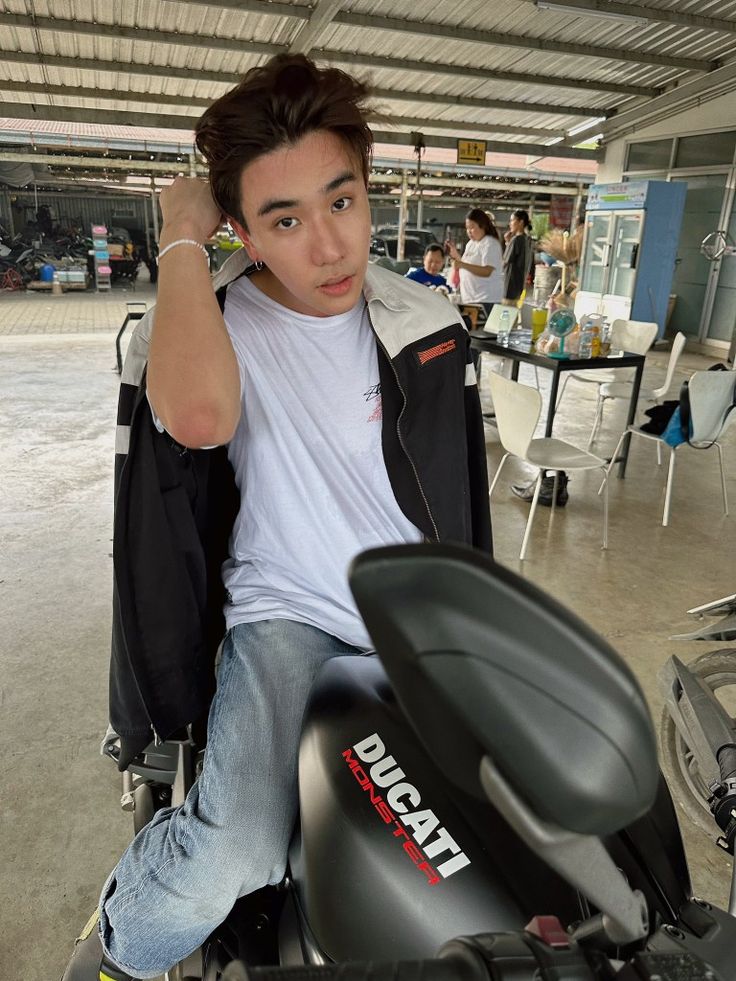 perthppa's tweet photo. @PERTHAMINA permisi pak, kabar burung disini mencari karyawan 😁 maaf pak jika saya terlihat kurang aktif padahal saya aktif banget (otw) please terima diri ini. sebagai pemanis terimalah jokes ini. 
apa bahasa thailand penjahat yang keciduk sama ayah ibunya? 

ketang-khap bo-khap nyo-khap https://t.co/tyAJVpa1V4