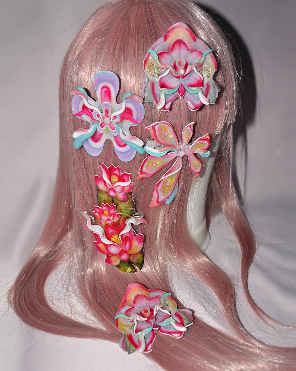 CrazyNetizenzMY's tweet photo. ASTRALBLOOM Hairclips 🪐🪷

From the hush of forgotten galaxies, they arrived—blooms not of this Earth, but of light, memory, and dreaming skies.

#handmade #flowerhairclip https://t.co/lyBY6tqLsD