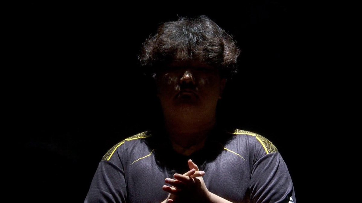 Эмээ нь тэтгэврийн зээл аваад ком авч өгсөн хүү дэлхийд нэрээ гаргаж байна даа...👍