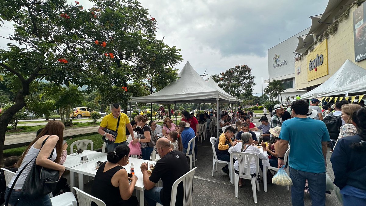 🤤🤩 #Cultural | Sigue el Festival del Tamal en Piedecuesta, desde muy temprano se dieron cita los tamaleros en el Centro Comercial. Más de 300 tamales vendidos en cada puesto, es el reporte de ventas, hasta el momento.