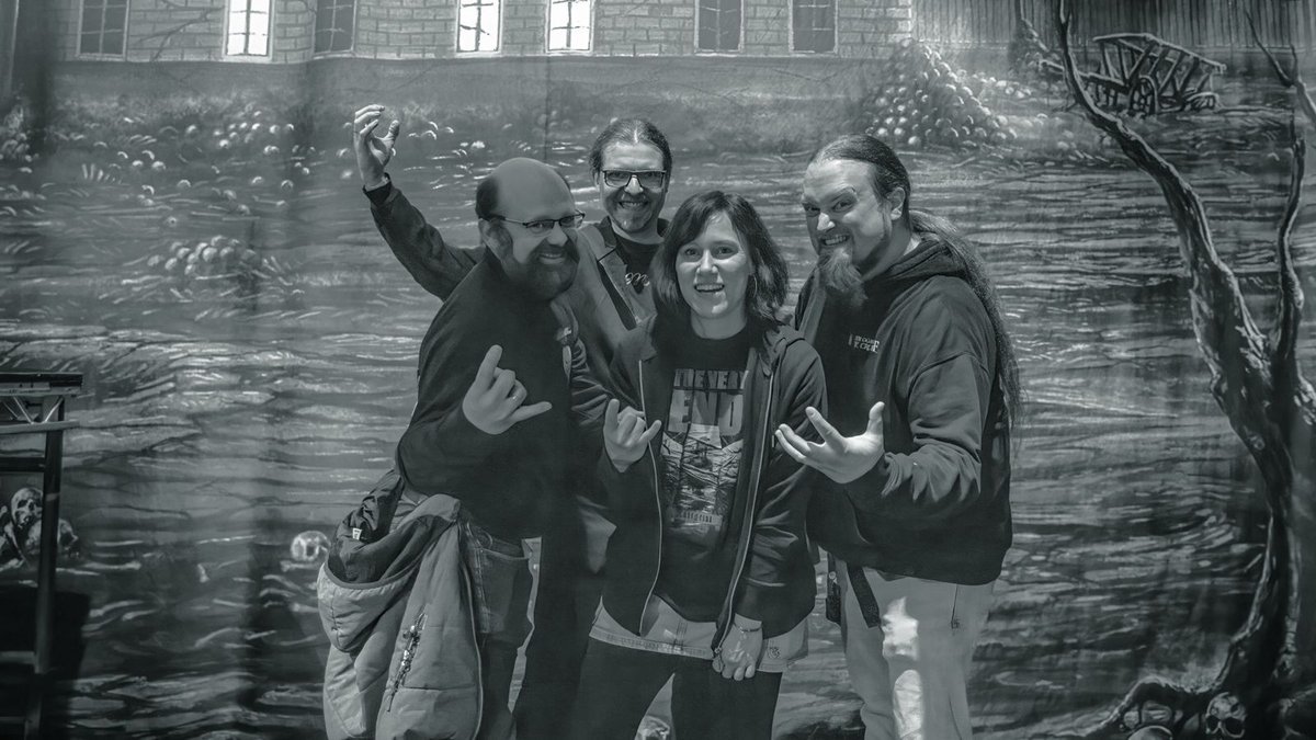 Das ist die Originalbesetzung dessen, was später ORDEN OGAN werden sollte, so wie ihr es heute kennt. Von links nach rechts: Sebastian „Severian“ Severin (Bass), Sebastian „Ghnu“ Grütling (Drums), Christina „Stini“ Decker (Keyboard) und unser Seeb. Gegründet 06.06.1996