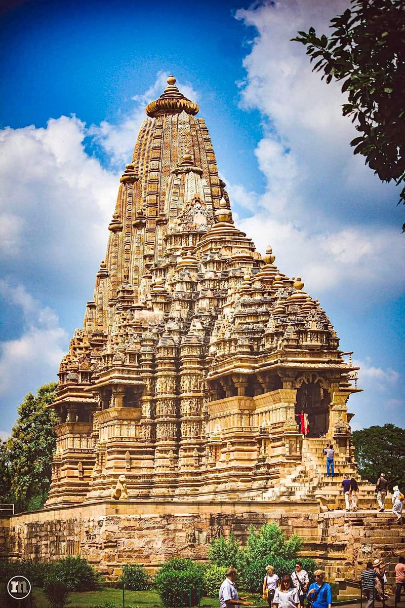 चंदेलों द्वारा निर्मित खजुराहो के भव्य मंदिर
