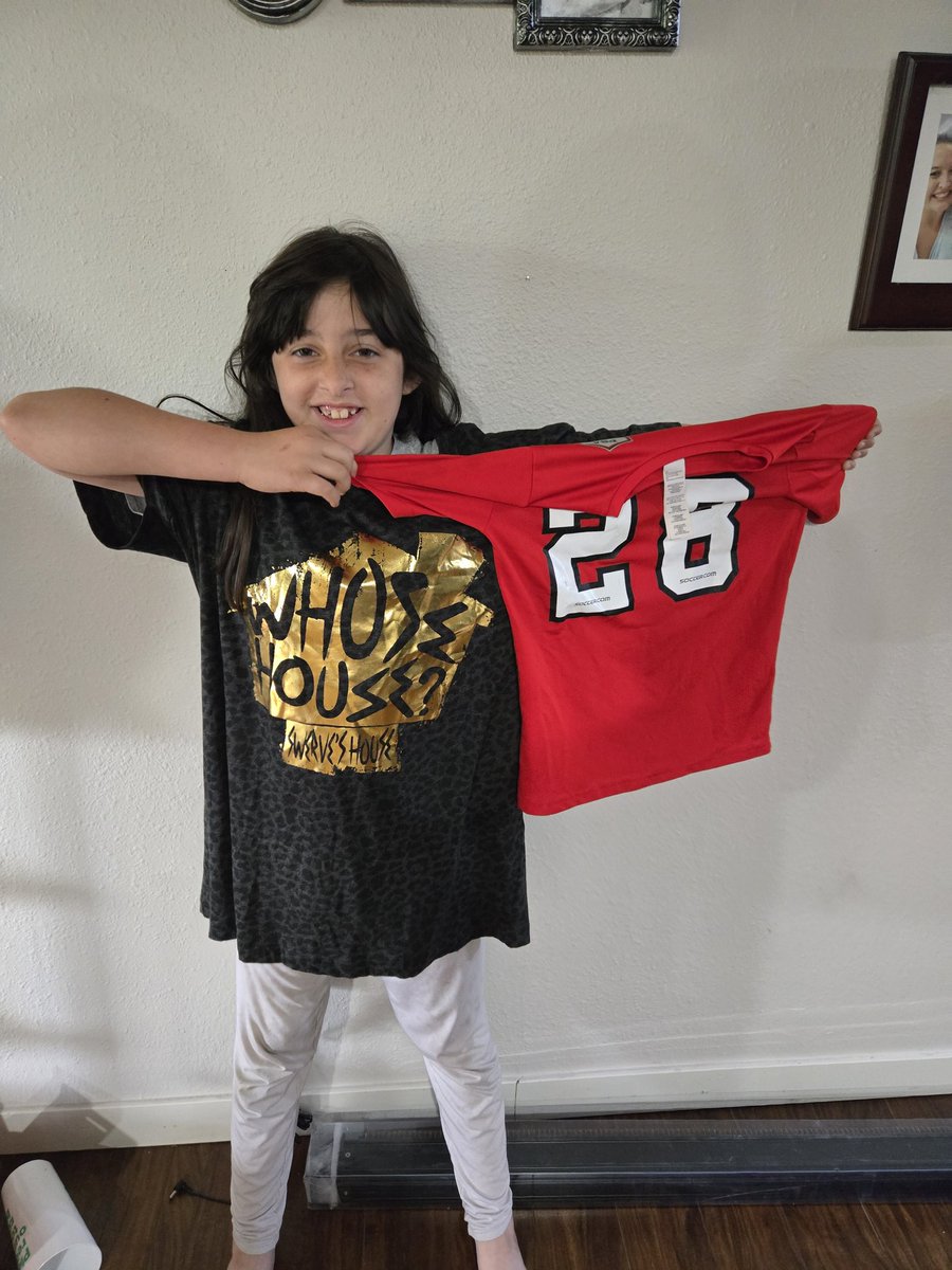 DubsKeith's tweet photo. @swerveconfident
Char says thank you for the shirt!! She has one for you on Wednesday! #AEW #jerseyswap
A few years ago @TheVibeBri gave her a hat after Smackdown!
#hitrow
You guys are amazing! https://t.co/ciOr8347O5